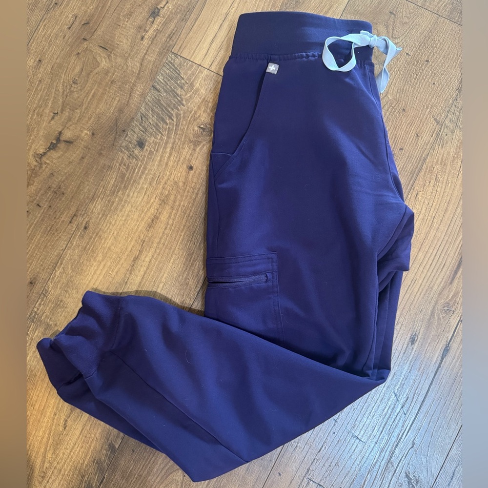 FIGS Scrubs Women’s Zamora jogger in Purple Jam SMALL petite